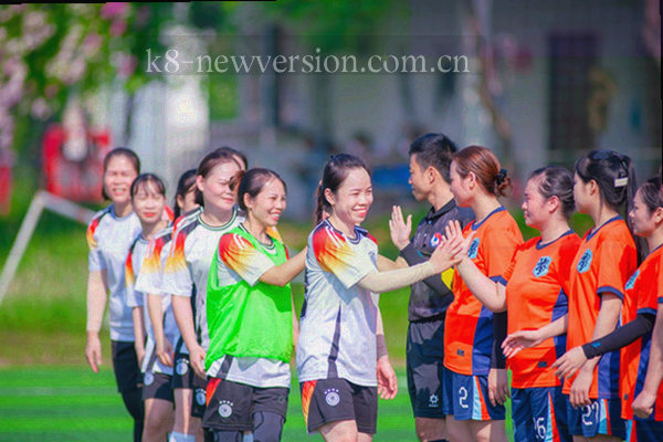 深色背景上的抽象合作网络节点图，节点之间以信号橙连线呈放射状分布